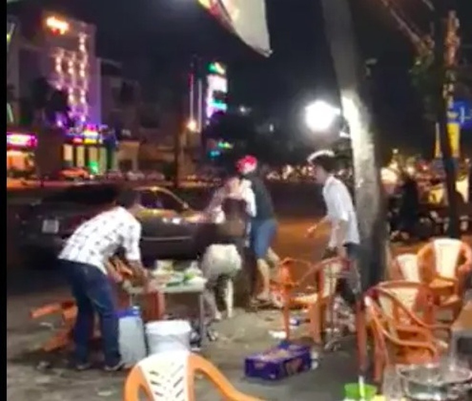 Bức xúc clip nam thanh niên ném ly vào mặt, đánh bạn gái vì bị chia tay - 1 Bức xúc clip nam thanh niên ném ly vào mặt, đánh bạn gái vì bị chia tay - 1
