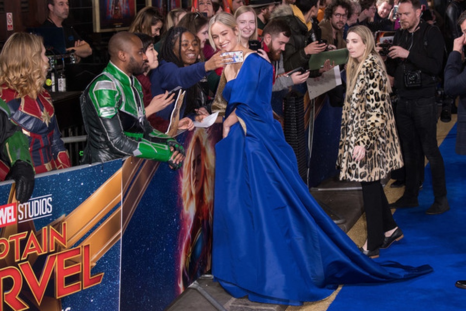 Brie Larson thanh lịch với váy xanh - 11 Brie Larson thanh lịch với váy xanh - 11