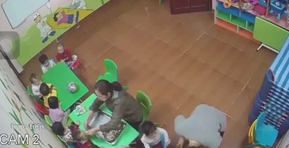 co giao tat vao mat.jpeg co giao tat vao mat.jpeg