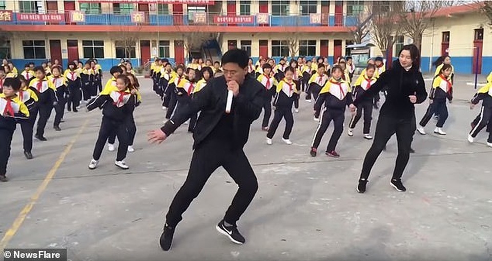 Trung Quốc: Thầy hiệu trưởng hướng dẫn toàn trường tập nhảy mỗi ngày giờ thế nào? - 3 Trung Quốc: Thầy hiệu trưởng hướng dẫn toàn trường tập nhảy mỗi ngày giờ thế nào? - 3