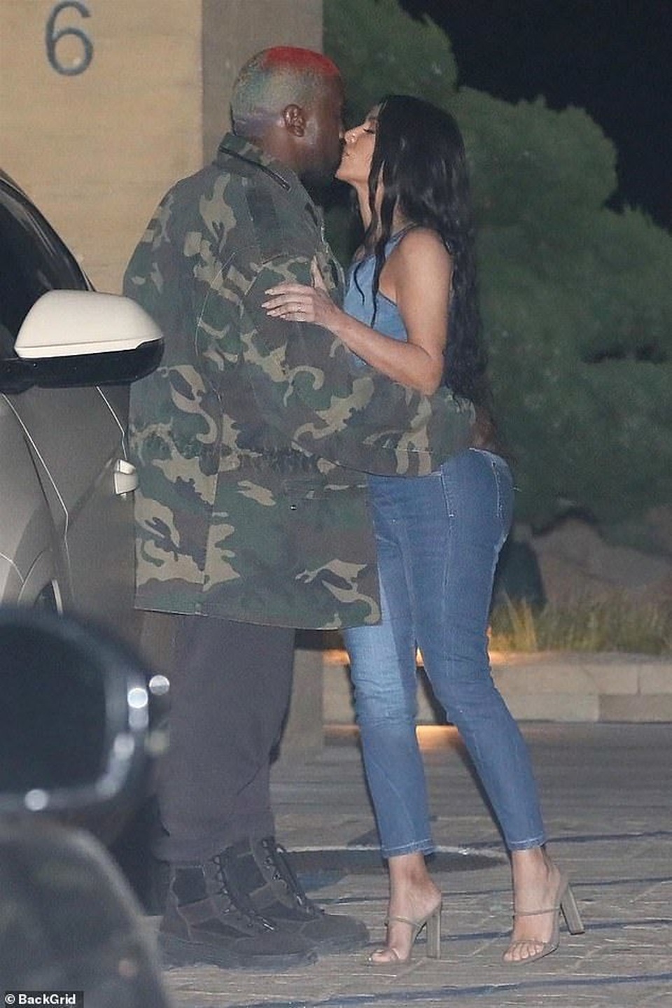 Kim Kardashian diện cây đồ Jeans đi ăn cùng chồng  - 4