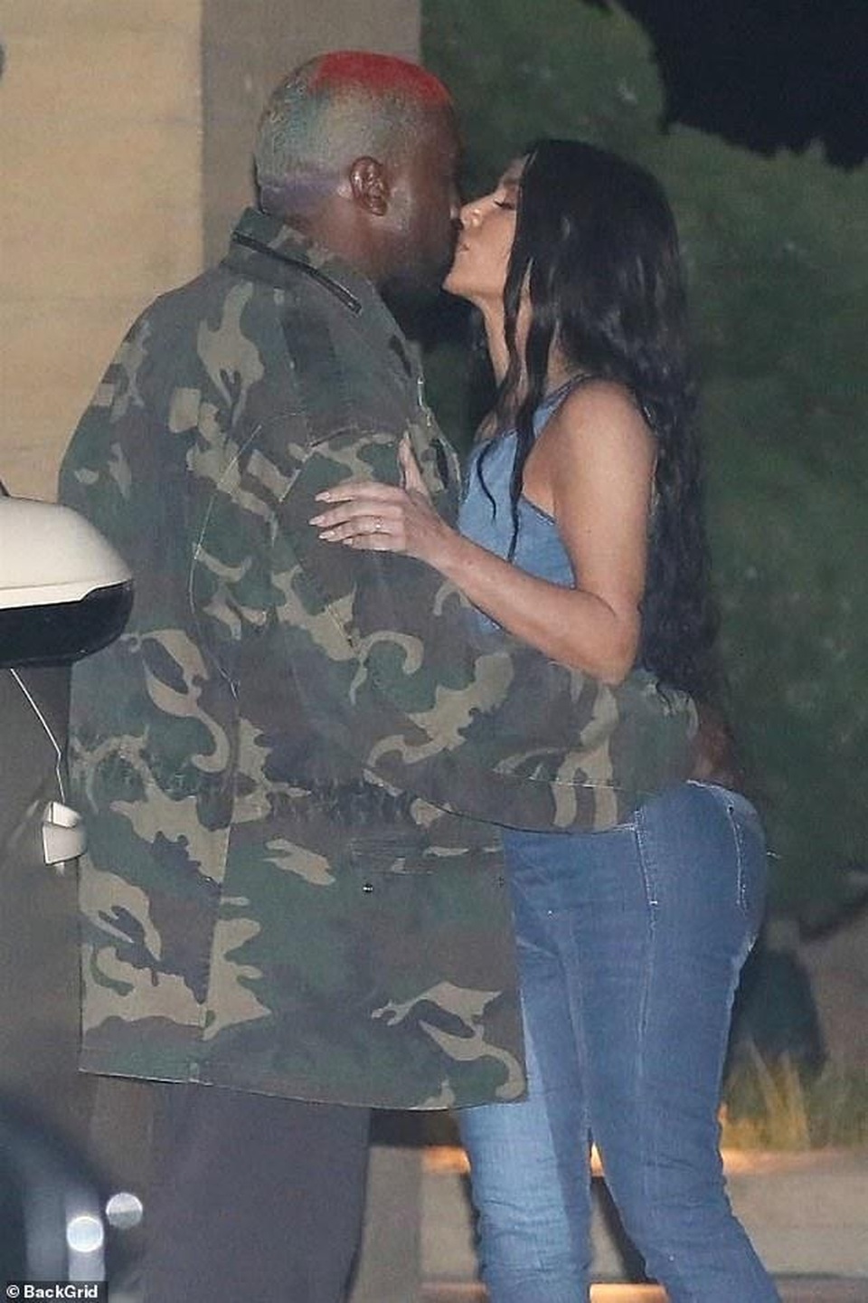 Kim Kardashian diện cây đồ Jeans đi ăn cùng chồng  - 6