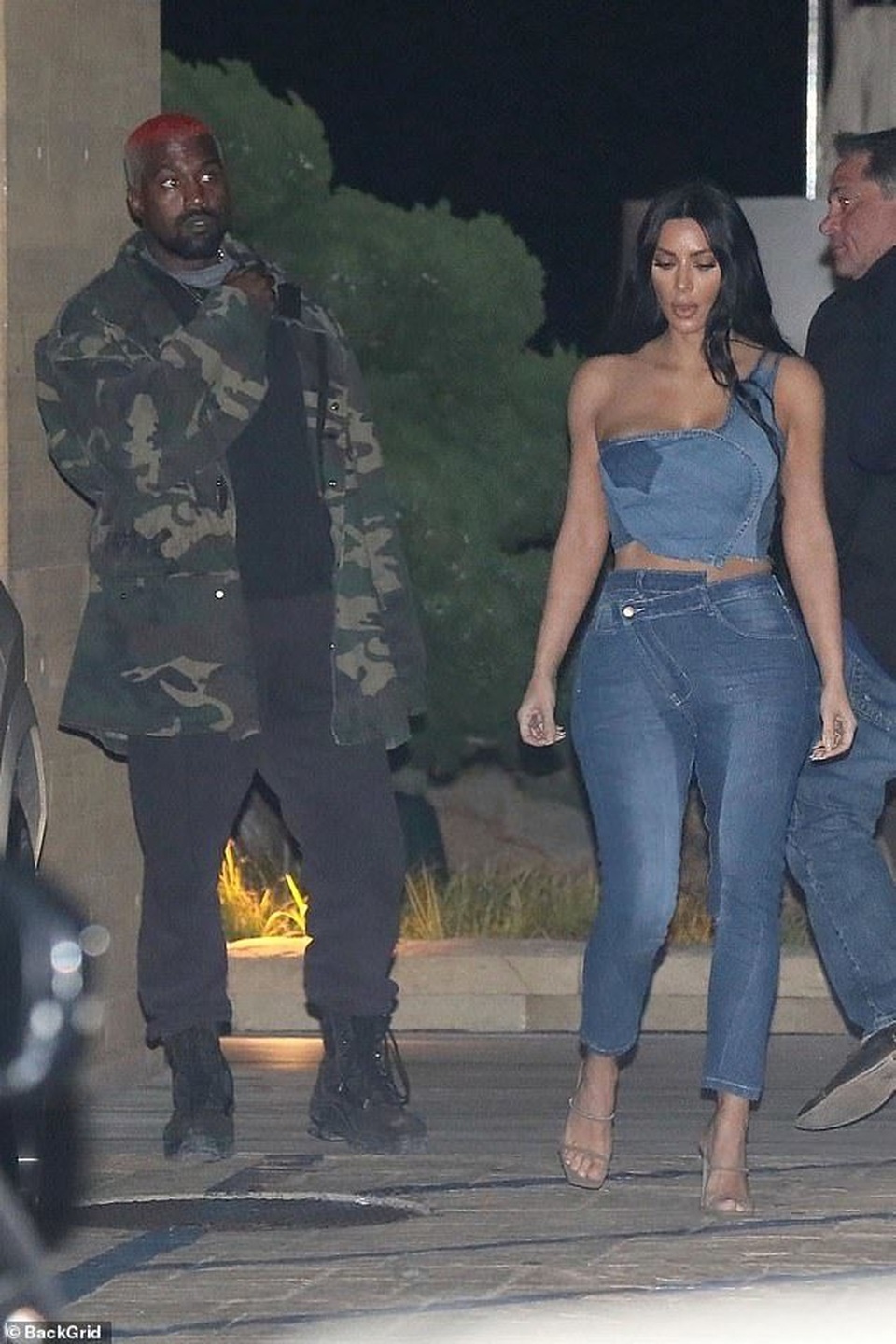 Kim Kardashian diện cây đồ Jeans đi ăn cùng chồng  - 3