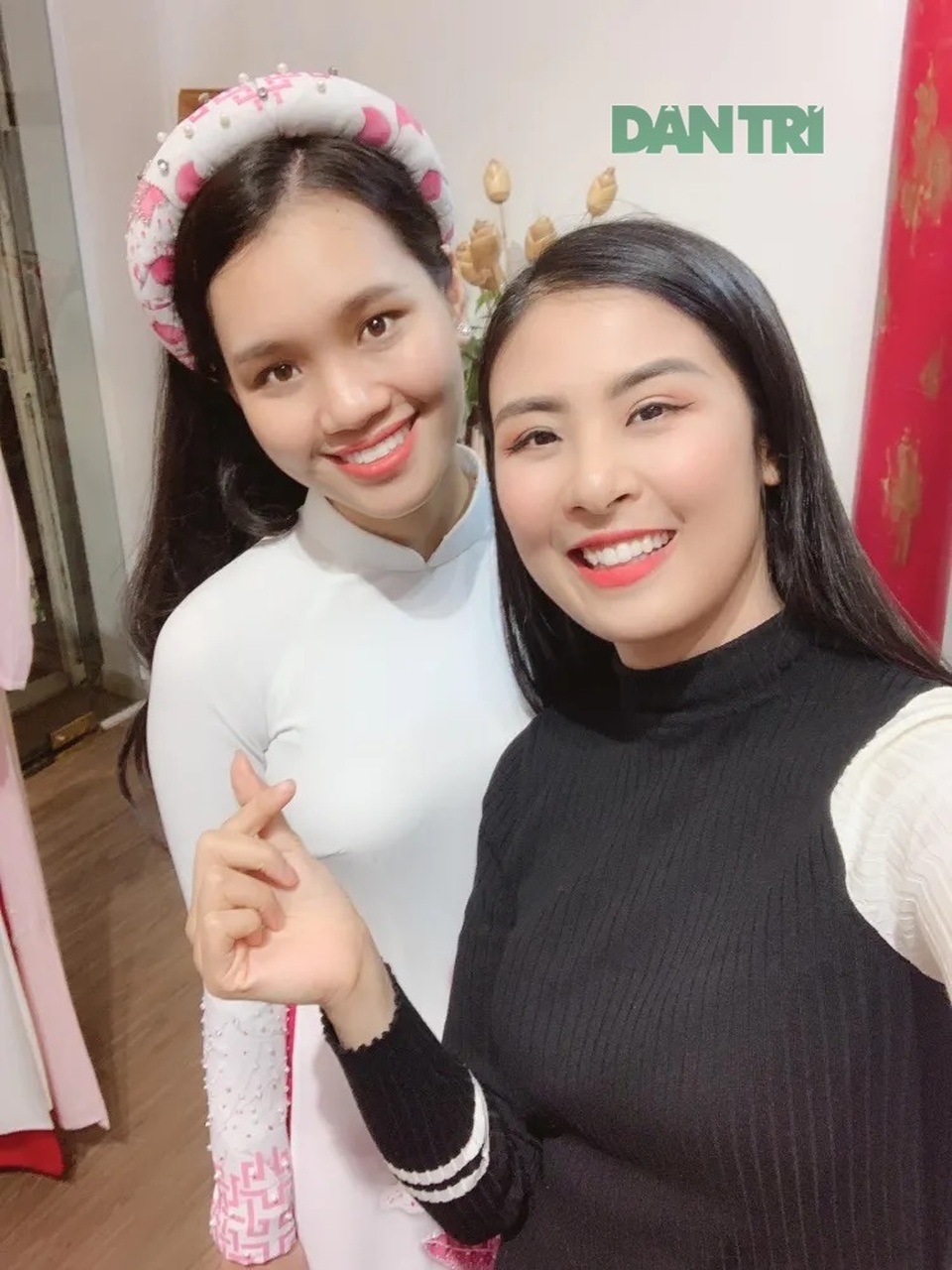 Tiết lộ về nữ sinh giỏi 2 ngoại ngữ tặng hoa tiễn Tổng thống Donald Trump - 3 Tiết lộ về nữ sinh giỏi 2 ngoại ngữ tặng hoa tiễn Tổng thống Donald Trump - 3