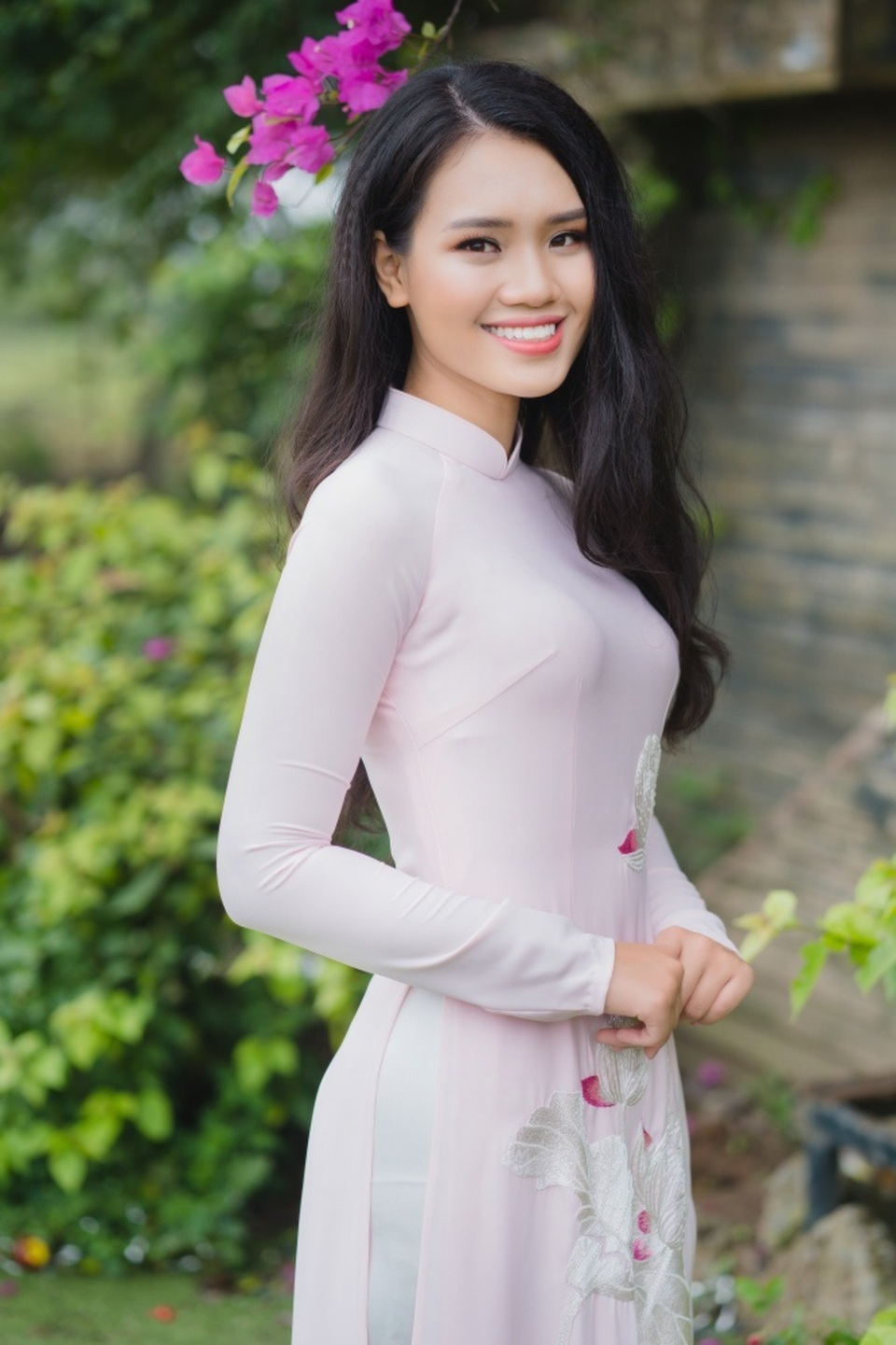 Tiết lộ về nữ sinh giỏi 2 ngoại ngữ tặng hoa tiễn Tổng thống Donald Trump - 14 Tiết lộ về nữ sinh giỏi 2 ngoại ngữ tặng hoa tiễn Tổng thống Donald Trump - 14