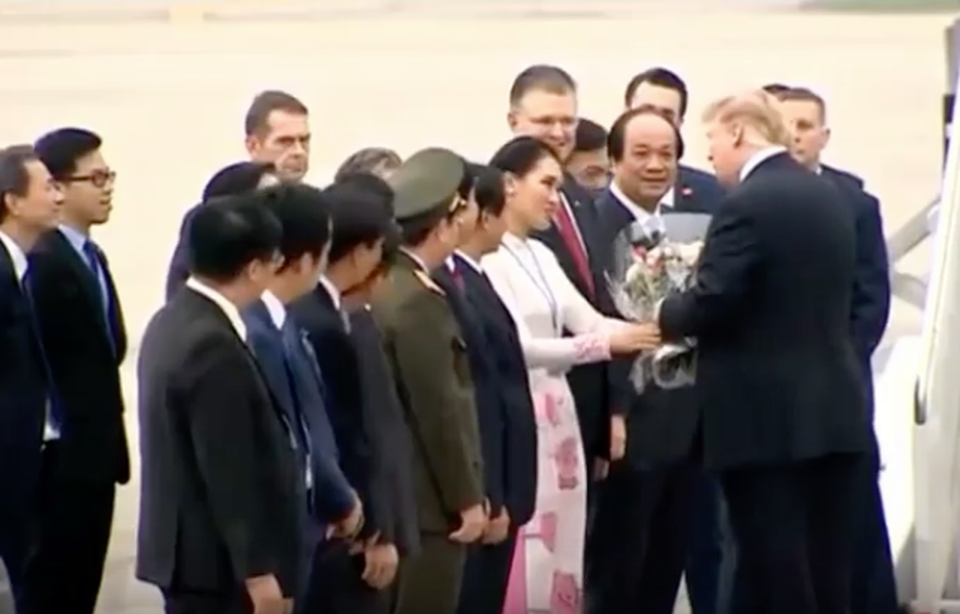 Tiết lộ về nữ sinh giỏi 2 ngoại ngữ tặng hoa tiễn Tổng thống Donald Trump - 1 Tiết lộ về nữ sinh giỏi 2 ngoại ngữ tặng hoa tiễn Tổng thống Donald Trump - 1