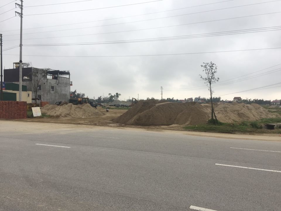 Hà Tĩnh: Bãi cát trái phép tập kết rầm rộ gần UBND huyện, dân lĩnh đủ! - 4 Hà Tĩnh: Bãi cát trái phép tập kết rầm rộ gần UBND huyện, dân lĩnh đủ! - 4