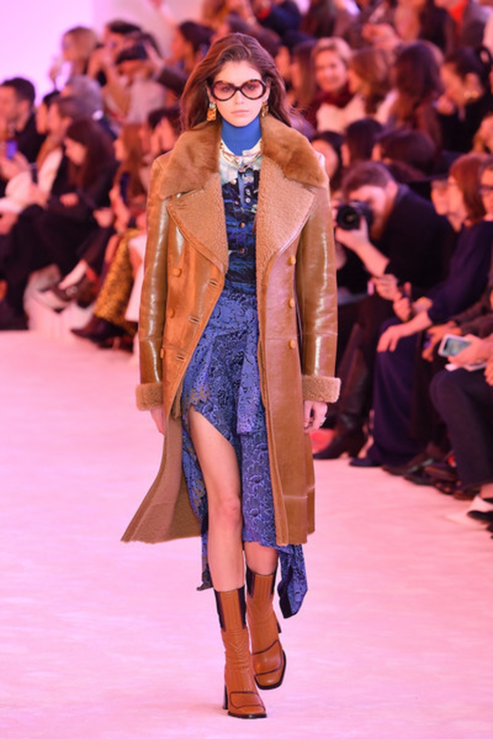 Siêu mẫu 17 tuổi Kaia Gerber ngày càng đắt show trình diễn thời trang - 9 Siêu mẫu 17 tuổi Kaia Gerber ngày càng đắt show trình diễn thời trang - 9