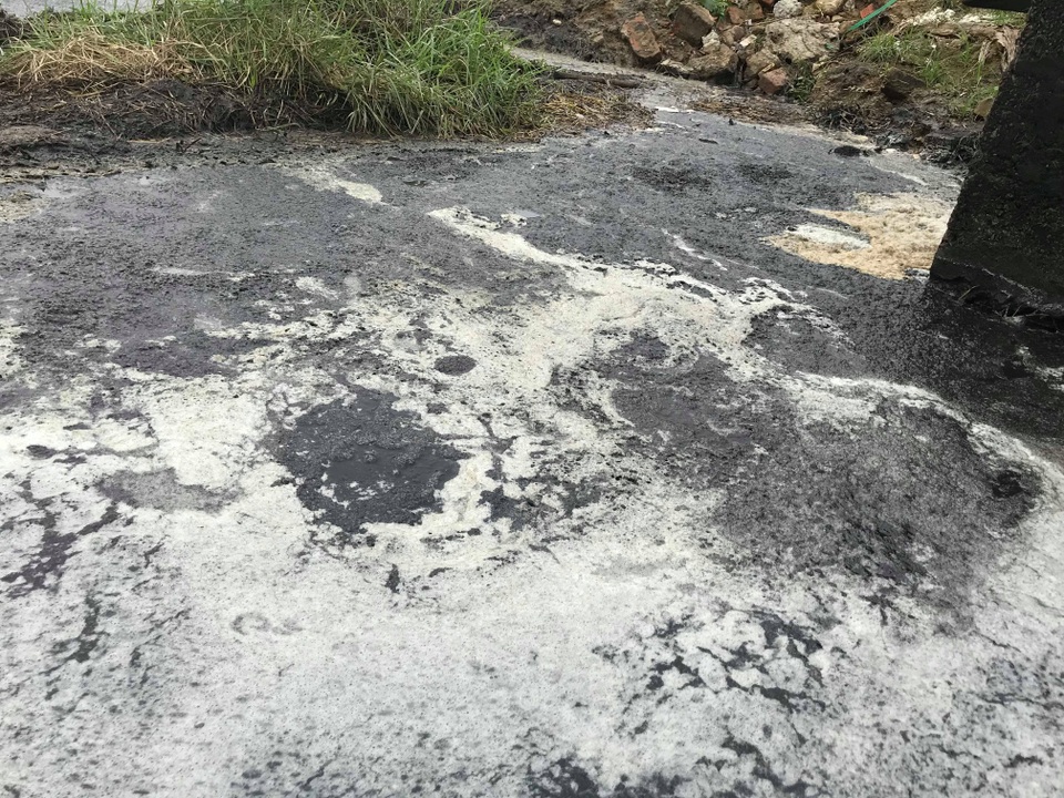 Bị lò mổ gia súc tra tấn xuyên ngày đêm, dân căng băng rôn phản đối quyết liệt! - 9 Bị lò mổ gia súc tra tấn xuyên ngày đêm, dân căng băng rôn phản đối quyết liệt! - 9