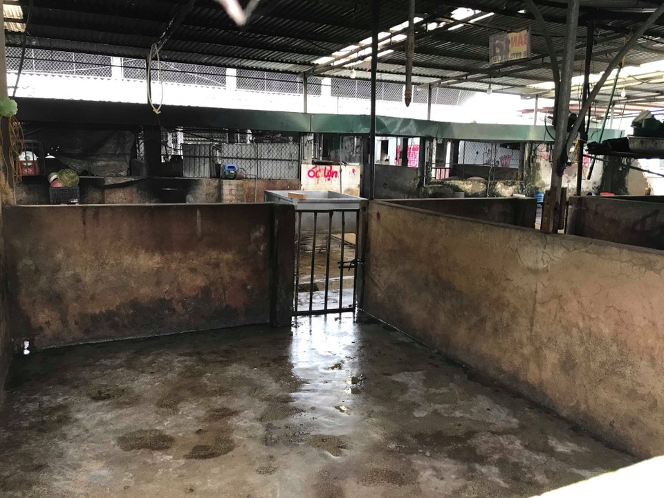 Bị lò mổ gia súc tra tấn xuyên ngày đêm, dân căng băng rôn phản đối quyết liệt! - 5 Bị lò mổ gia súc tra tấn xuyên ngày đêm, dân căng băng rôn phản đối quyết liệt! - 5