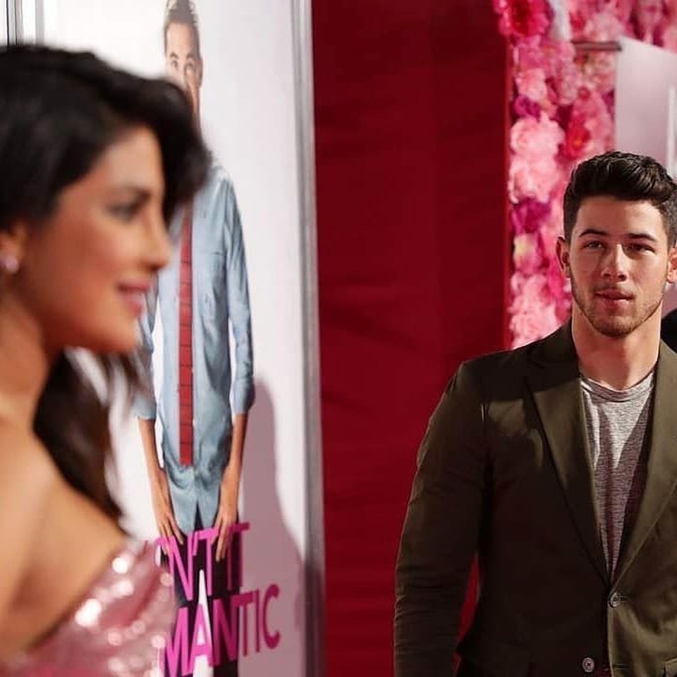 Priyanka Chopra tham gia MV mới của chồng kém 10 tuổi - 7 Priyanka Chopra tham gia MV mới của chồng kém 10 tuổi - 7
