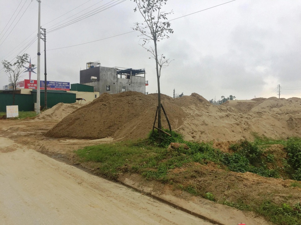 Hà Tĩnh: Bãi cát trái phép tập kết rầm rộ gần UBND huyện, dân lĩnh đủ! - 1 Hà Tĩnh: Bãi cát trái phép tập kết rầm rộ gần UBND huyện, dân lĩnh đủ! - 1