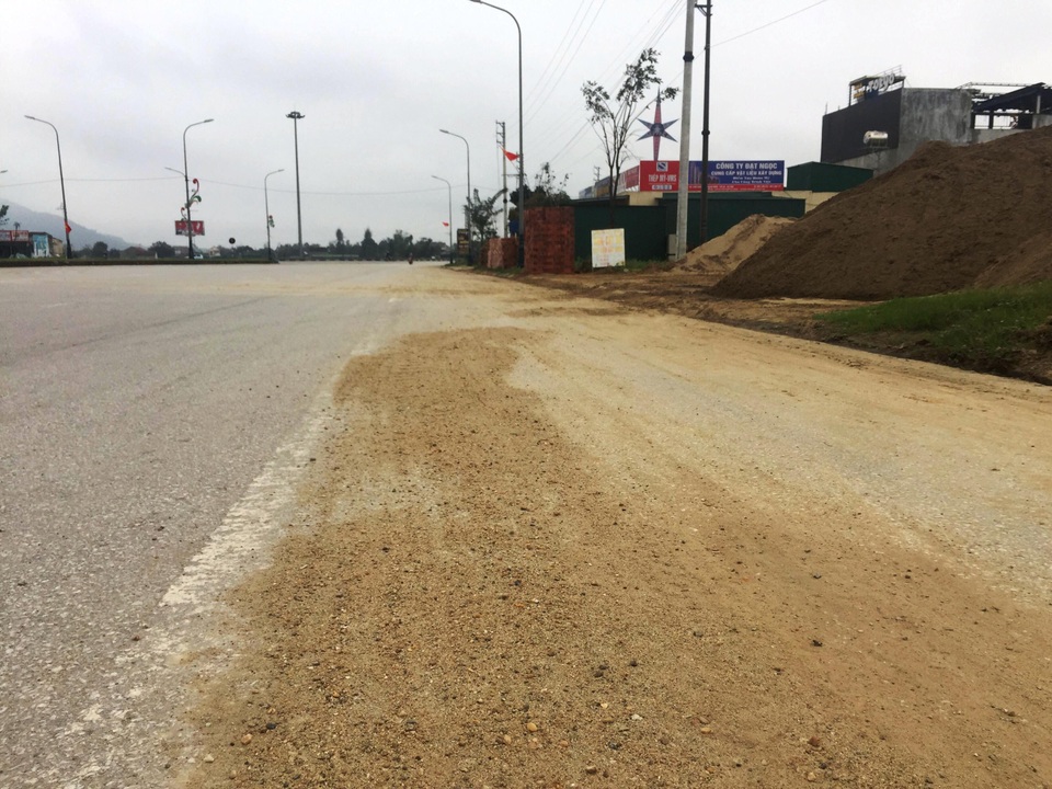 Hà Tĩnh: Bãi cát trái phép tập kết rầm rộ gần UBND huyện, dân lĩnh đủ! - 2 Hà Tĩnh: Bãi cát trái phép tập kết rầm rộ gần UBND huyện, dân lĩnh đủ! - 2