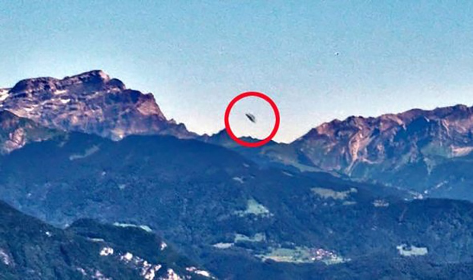 Phát hiện UFO được cho đang rời khỏi căn cứ trên dãy Alps - 1 Phát hiện UFO được cho đang rời khỏi căn cứ trên dãy Alps - 1