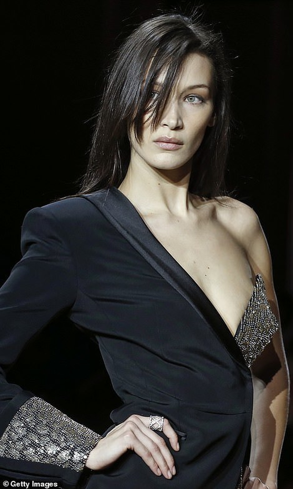 Bella Hadid sải bước quyến rũ và cá tính - 2 Bella Hadid sải bước quyến rũ và cá tính - 2