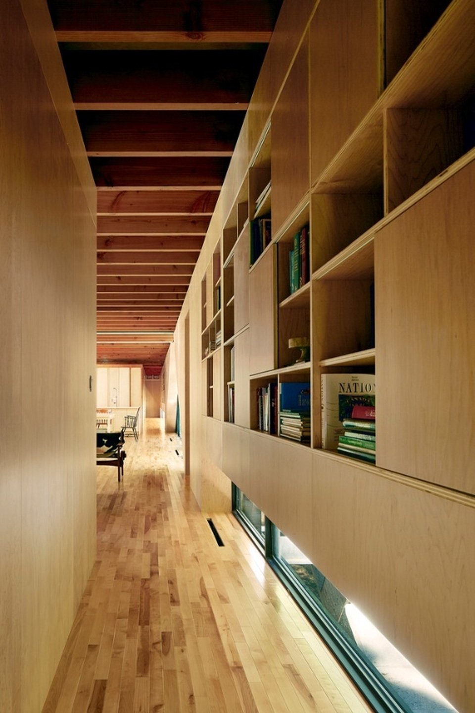 Độc đáo ngôi nhà có kiến trúc như một... cây cầu  - 7