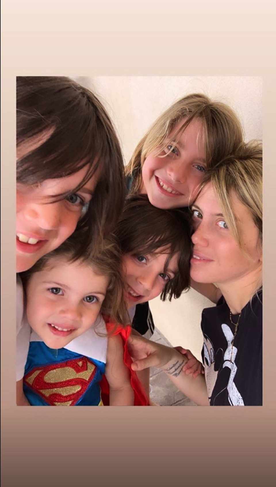 Bà xã Icardi tự tin diện đồ bơi khoe thân hình nóng bỏng - 4 Bà xã Icardi tự tin diện đồ bơi khoe thân hình nóng bỏng - 4