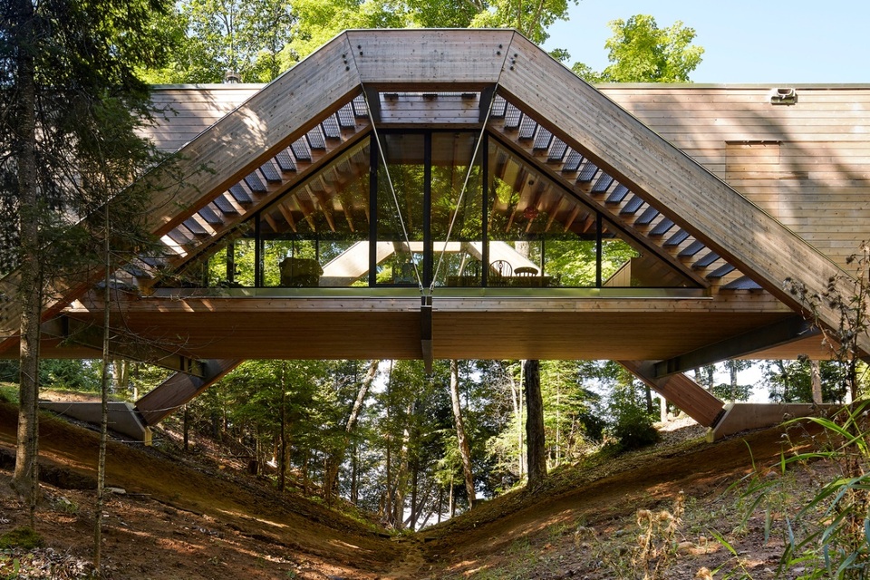 Độc đáo ngôi nhà có kiến trúc như một... cây cầu  - 1