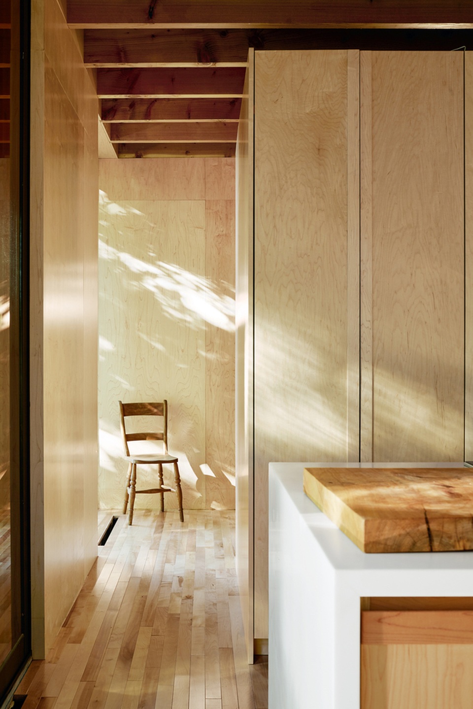 Độc đáo ngôi nhà có kiến trúc như một... cây cầu  - 13