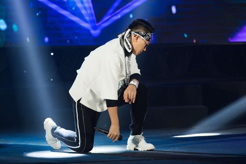 Bị nghi “nhái” phong cách Sơn Tùng M-TP, Châu Khải Phong phản ứng  - 2 Bị nghi “nhái” phong cách Sơn Tùng M-TP, Châu Khải Phong phản ứng  - 2