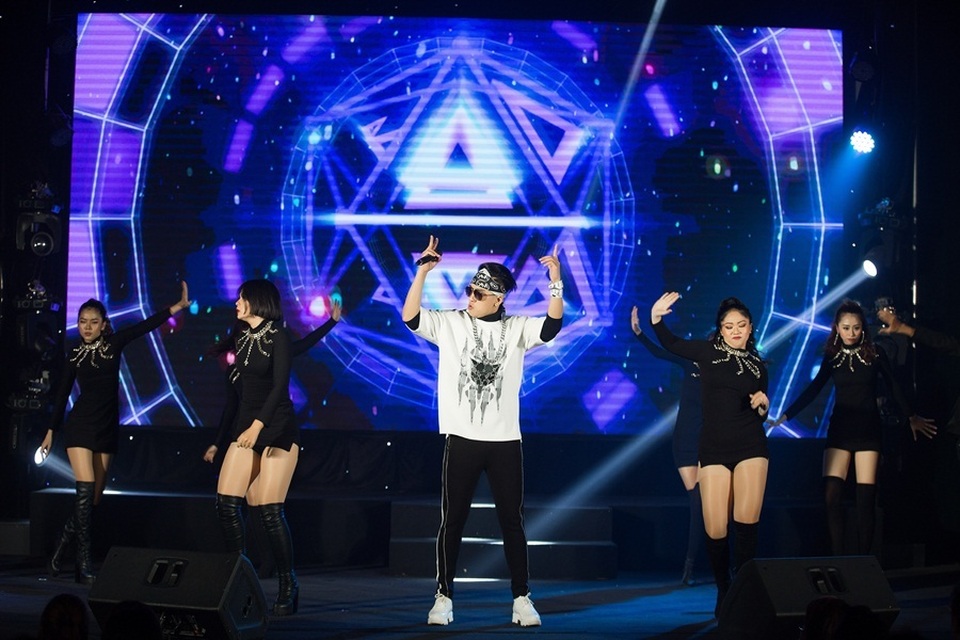 Bị nghi “nhái” phong cách Sơn Tùng M-TP, Châu Khải Phong phản ứng  - 1 Bị nghi “nhái” phong cách Sơn Tùng M-TP, Châu Khải Phong phản ứng  - 1