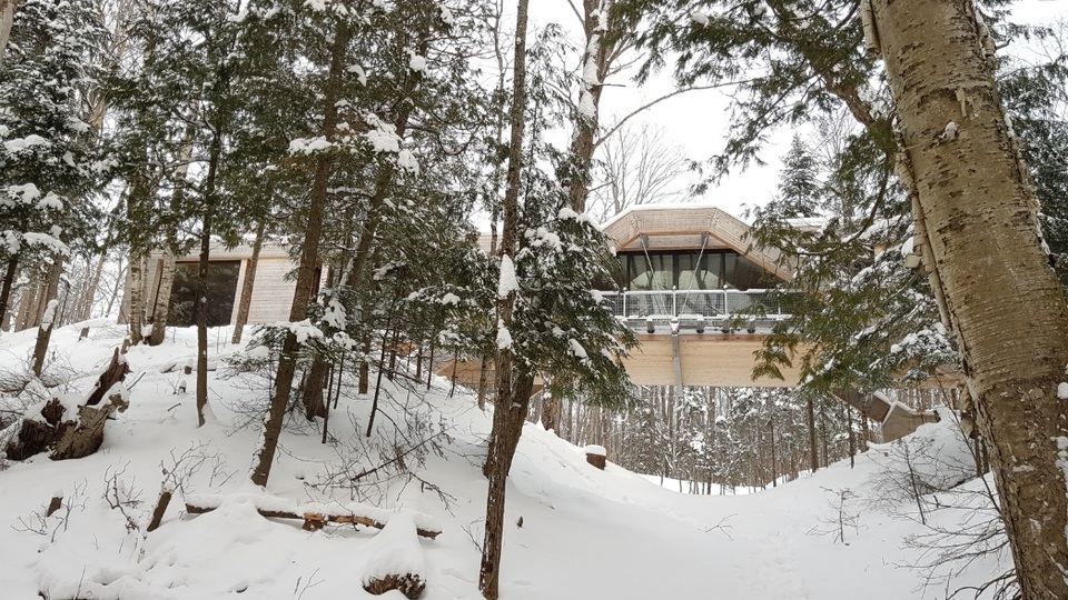 Độc đáo ngôi nhà có kiến trúc như một... cây cầu  - 8