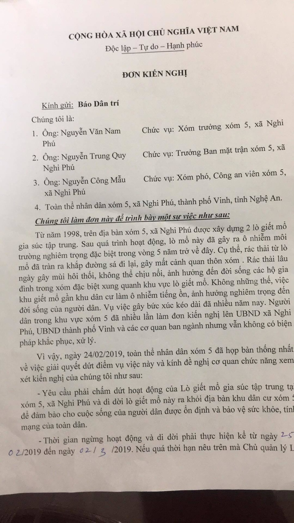 Bị lò mổ gia súc tra tấn xuyên ngày đêm, dân căng băng rôn phản đối quyết liệt! - 1 Bị lò mổ gia súc tra tấn xuyên ngày đêm, dân căng băng rôn phản đối quyết liệt! - 1