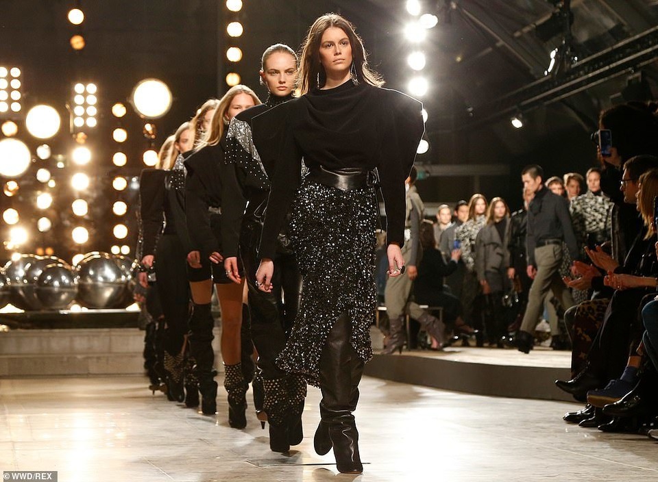 Siêu mẫu 17 tuổi Kaia Gerber ngày càng đắt show trình diễn thời trang - 7 Siêu mẫu 17 tuổi Kaia Gerber ngày càng đắt show trình diễn thời trang - 7