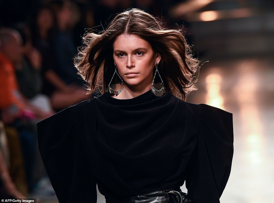 Siêu mẫu 17 tuổi Kaia Gerber ngày càng đắt show trình diễn thời trang - 6 Siêu mẫu 17 tuổi Kaia Gerber ngày càng đắt show trình diễn thời trang - 6