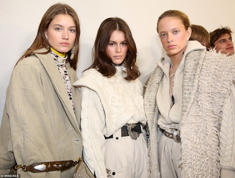 Siêu mẫu 17 tuổi Kaia Gerber ngày càng đắt show trình diễn thời trang - 3 Siêu mẫu 17 tuổi Kaia Gerber ngày càng đắt show trình diễn thời trang - 3