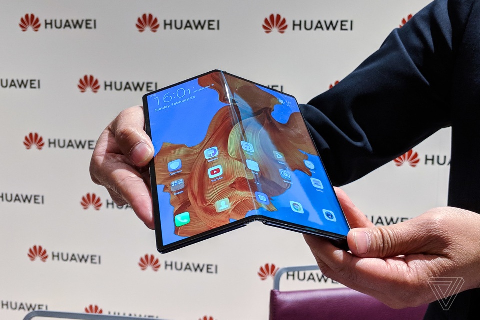 Điểm danh những smartphone màn hình gập mở ra phân khúc thị trường mới - 3 Điểm danh những smartphone màn hình gập mở ra phân khúc thị trường mới - 3