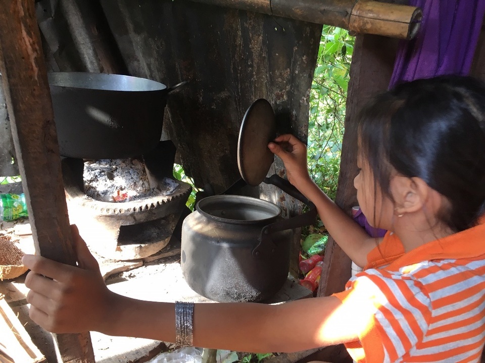 Hai cha con sống cảnh đau đớn do không tiền phẫu thuật - 3 Hai cha con sống cảnh đau đớn do không tiền phẫu thuật - 3