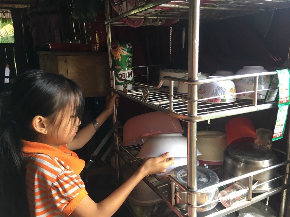 Hai cha con sống cảnh đau đớn do không tiền phẫu thuật - 4 Hai cha con sống cảnh đau đớn do không tiền phẫu thuật - 4