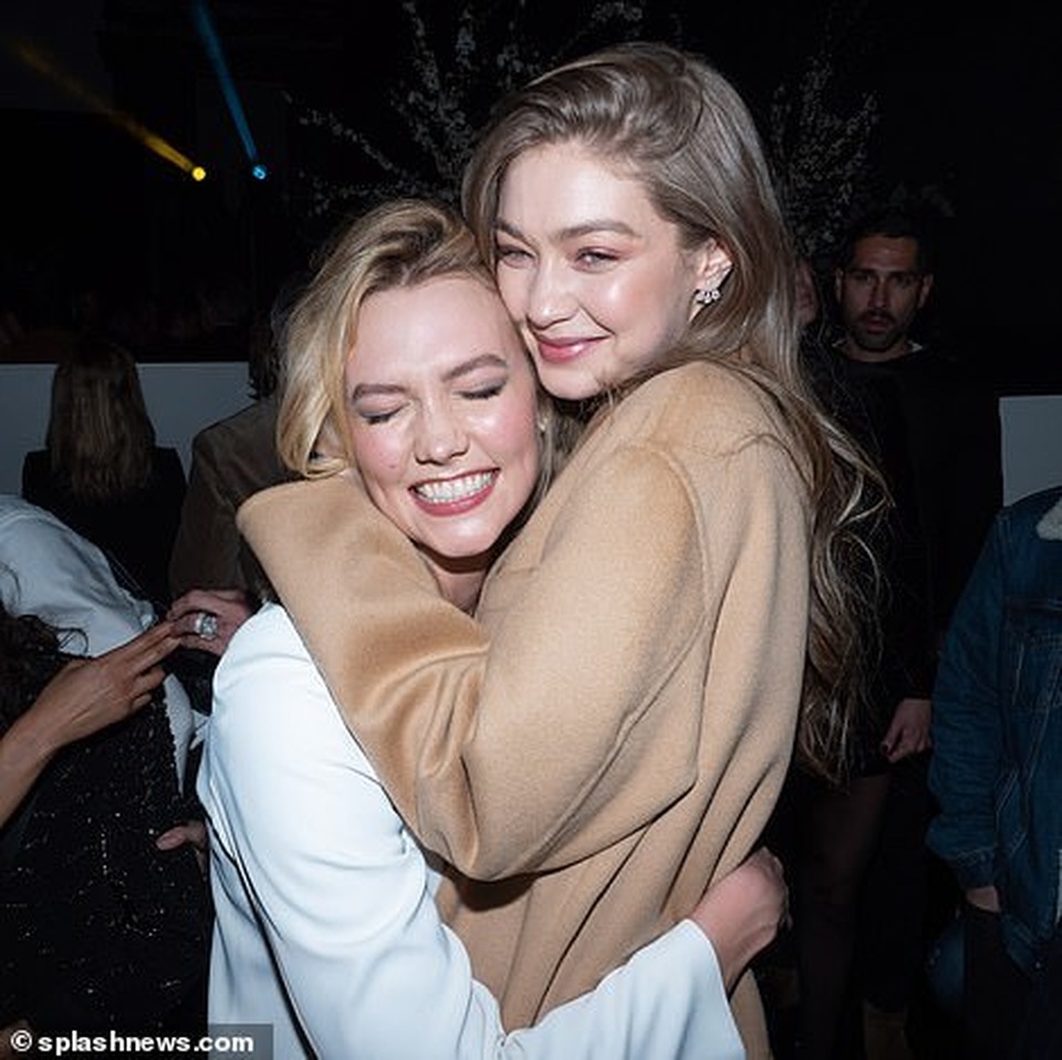 Karlie Kloss diện áo vest phô nội y - 4 Karlie Kloss diện áo vest phô nội y - 4