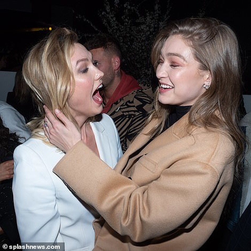 Karlie Kloss diện áo vest phô nội y - 3 Karlie Kloss diện áo vest phô nội y - 3