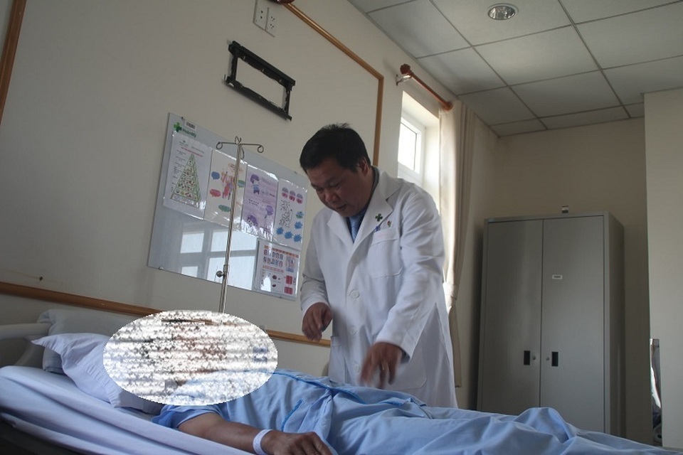 Đau tức lưng hông, bác sĩ phát hiện 6 viên sỏi trong quả thận duy nhất - 2 Đau tức lưng hông, bác sĩ phát hiện 6 viên sỏi trong quả thận duy nhất - 2