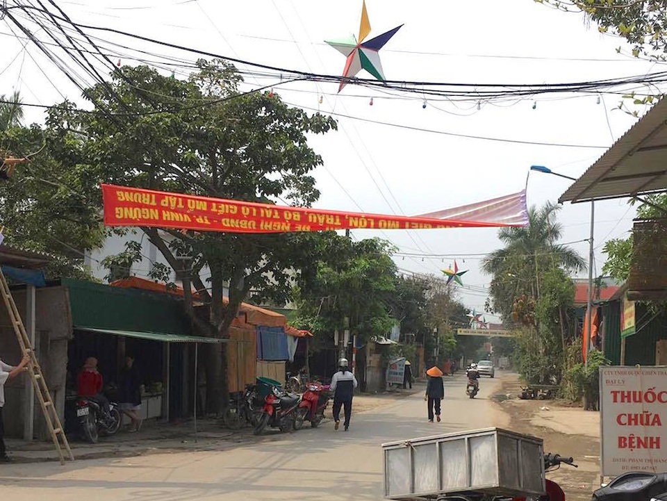 Bị lò mổ gia súc tra tấn xuyên ngày đêm, dân căng băng rôn phản đối quyết liệt! - 3 Bị lò mổ gia súc tra tấn xuyên ngày đêm, dân căng băng rôn phản đối quyết liệt! - 3