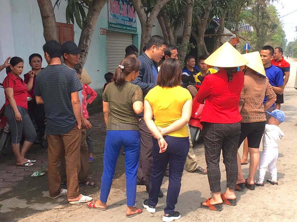 Bị lò mổ gia súc tra tấn xuyên ngày đêm, dân căng băng rôn phản đối quyết liệt! - 4 Bị lò mổ gia súc tra tấn xuyên ngày đêm, dân căng băng rôn phản đối quyết liệt! - 4