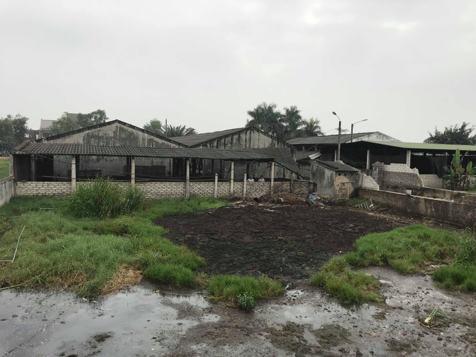 Bị lò mổ gia súc tra tấn xuyên ngày đêm, dân căng băng rôn phản đối quyết liệt! - 17 Bị lò mổ gia súc tra tấn xuyên ngày đêm, dân căng băng rôn phản đối quyết liệt! - 17
