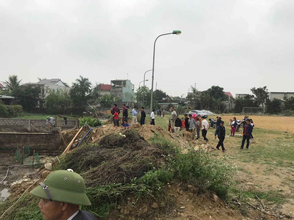 Bị lò mổ gia súc tra tấn xuyên ngày đêm, dân căng băng rôn phản đối quyết liệt! - 23 Bị lò mổ gia súc tra tấn xuyên ngày đêm, dân căng băng rôn phản đối quyết liệt! - 23