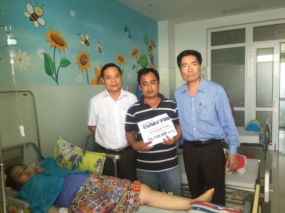 nha bao nguyen dinh hoa trao tien cho anh vinh.jpg nha bao nguyen dinh hoa trao tien cho anh vinh.jpg