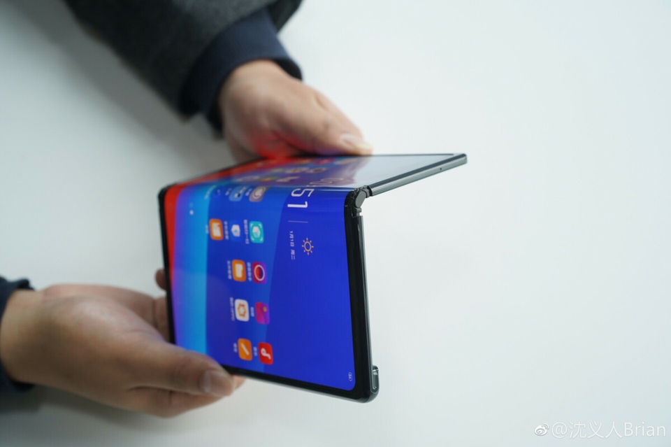 Điểm danh những smartphone màn hình gập mở ra phân khúc thị trường mới - 5 Điểm danh những smartphone màn hình gập mở ra phân khúc thị trường mới - 5