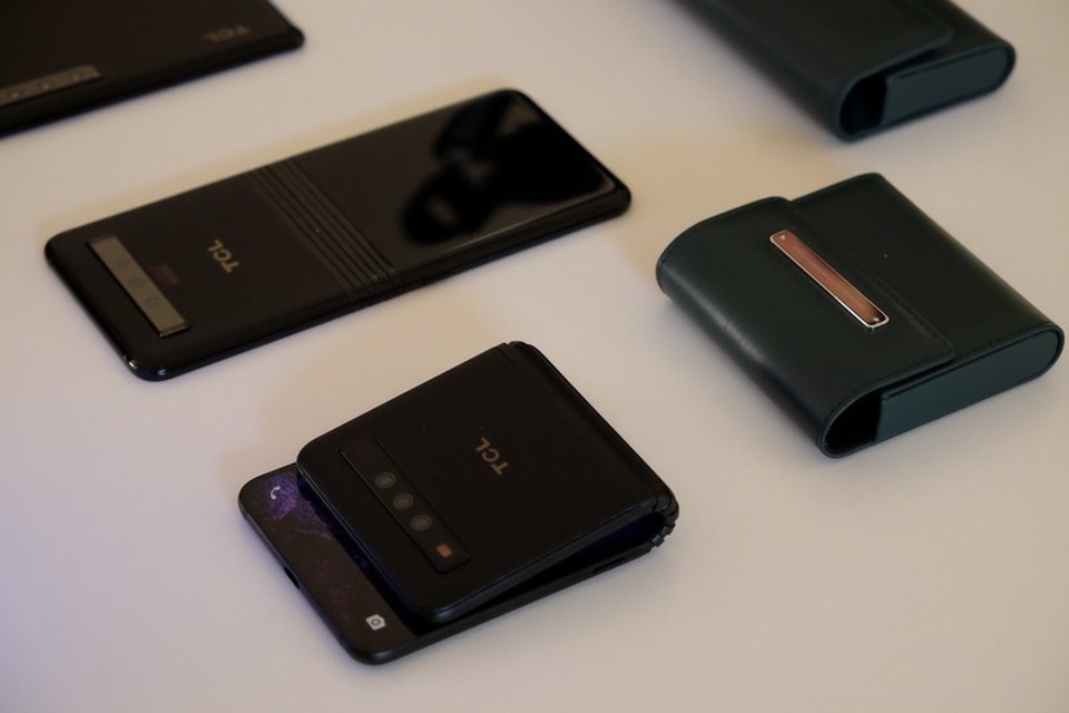 Điểm danh những smartphone màn hình gập mở ra phân khúc thị trường mới - 8 Điểm danh những smartphone màn hình gập mở ra phân khúc thị trường mới - 8