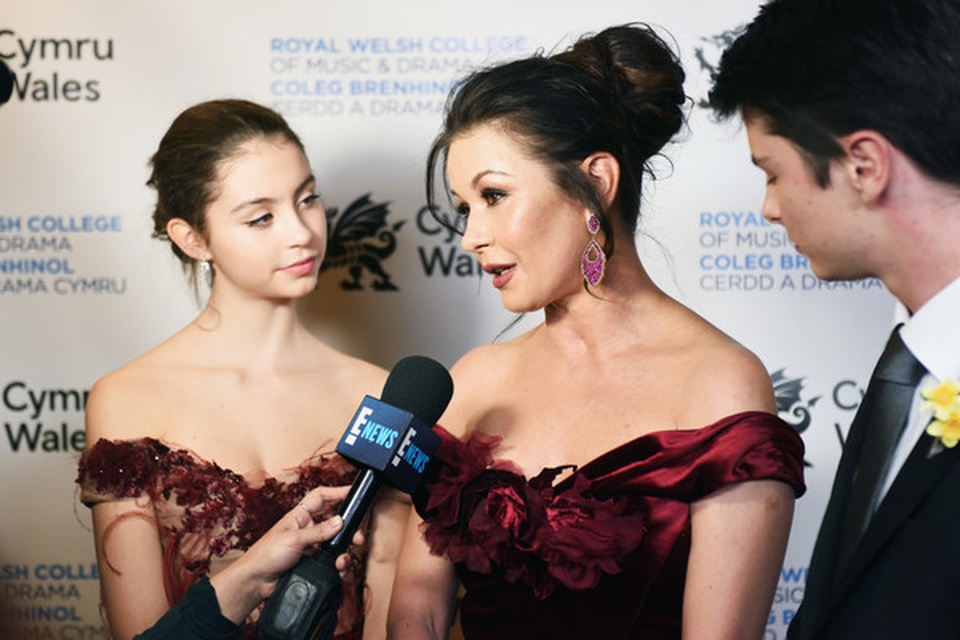 Catherine Zeta Jones sành điệu đưa 2 con dự sự kiện - 5 Catherine Zeta Jones sành điệu đưa 2 con dự sự kiện - 5