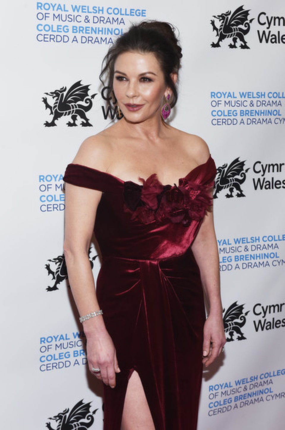 Catherine Zeta Jones sành điệu đưa 2 con dự sự kiện - 2 Catherine Zeta Jones sành điệu đưa 2 con dự sự kiện - 2