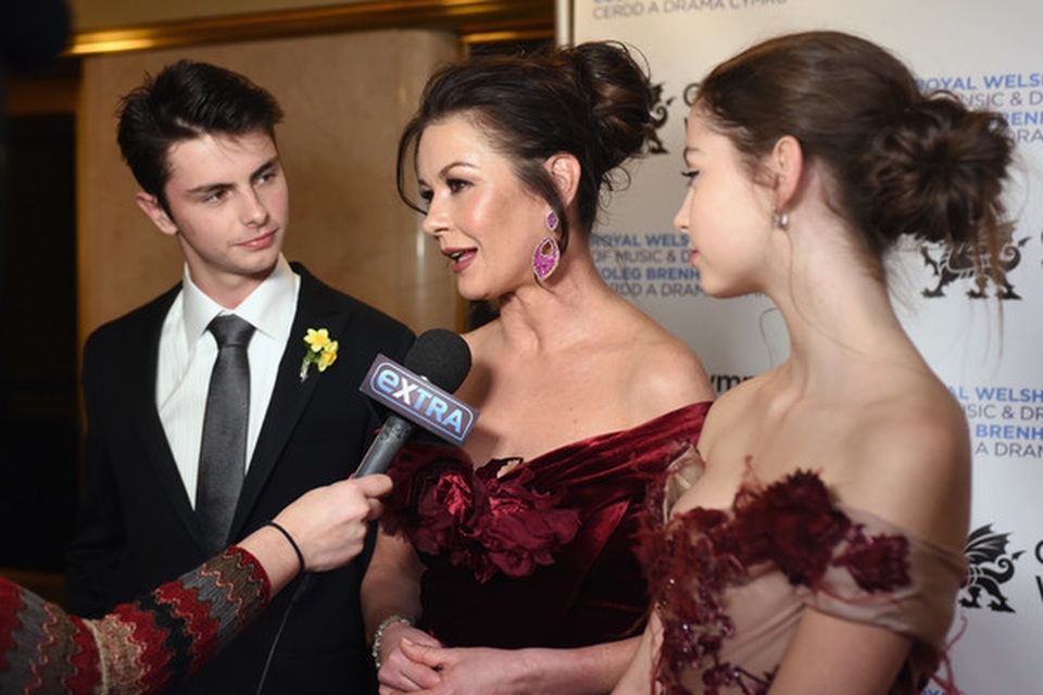 Catherine Zeta Jones sành điệu đưa 2 con dự sự kiện - 4 Catherine Zeta Jones sành điệu đưa 2 con dự sự kiện - 4