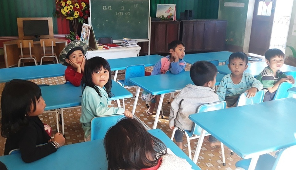 Giáo viên trẻ cắm bản: Thầy cô phải vào làng xin ăn - 3 Giáo viên trẻ cắm bản: Thầy cô phải vào làng xin ăn - 3
