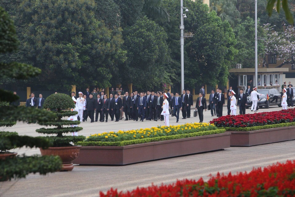 Chủ tịch Triều Tiên Kim Jong-un vào Lăng viếng Chủ tịch Hồ Chí Minh - 7 Chủ tịch Triều Tiên Kim Jong-un vào Lăng viếng Chủ tịch Hồ Chí Minh - 7