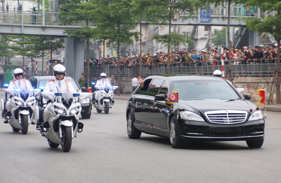 Chủ tịch Kim Jong-un vẫy tay chào Việt Nam, lên tàu về nước - 22 Chủ tịch Kim Jong-un vẫy tay chào Việt Nam, lên tàu về nước - 22