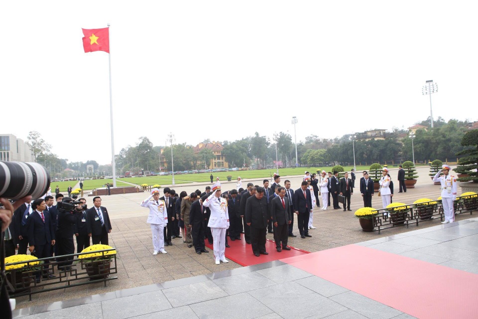 Chủ tịch Triều Tiên Kim Jong-un vào Lăng viếng Chủ tịch Hồ Chí Minh - 8 Chủ tịch Triều Tiên Kim Jong-un vào Lăng viếng Chủ tịch Hồ Chí Minh - 8